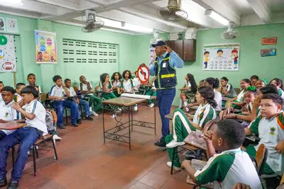 Agentes de Transito y Gestores de Movilidad enseñan a los estudiantes la importancia de la prudencia en las vías