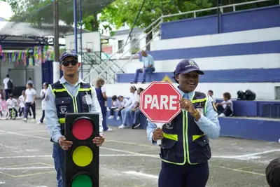 Junto a la Secretaría de Movilidad, visitamos el Colegio Cooperativo C.A.R.B. para capacitar a los niños en seguridad vial.